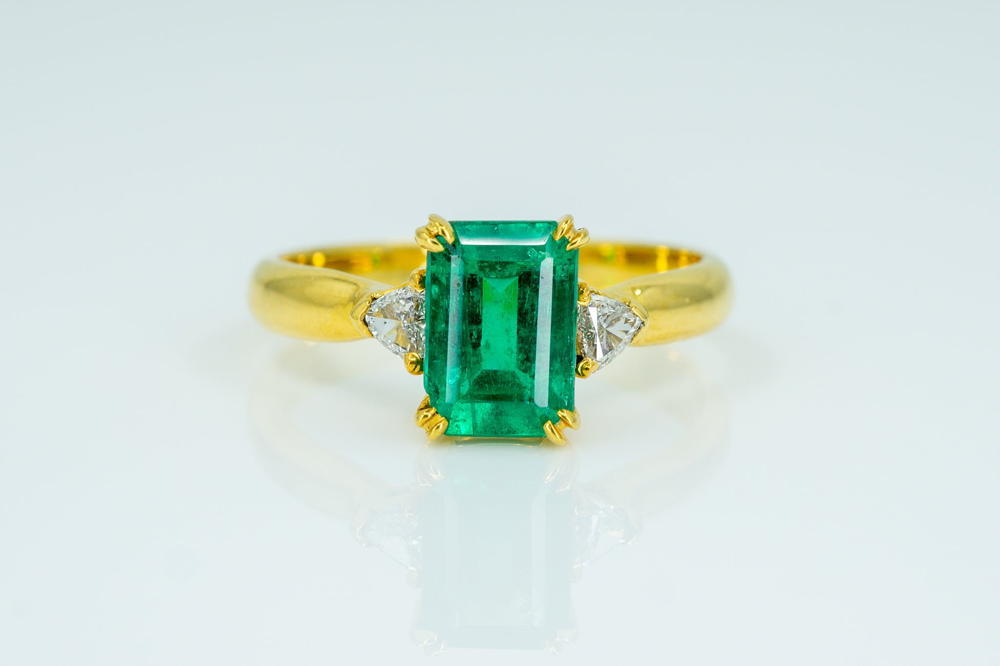 18ct Yellow Gold ring with Solitaire Emerald