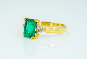 18ct Yellow Gold ring with Solitaire Emerald