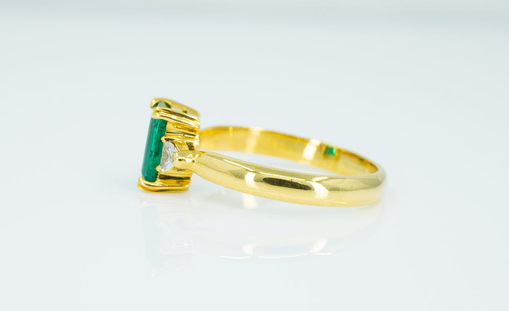 18ct Yellow Gold ring with Solitaire Emerald