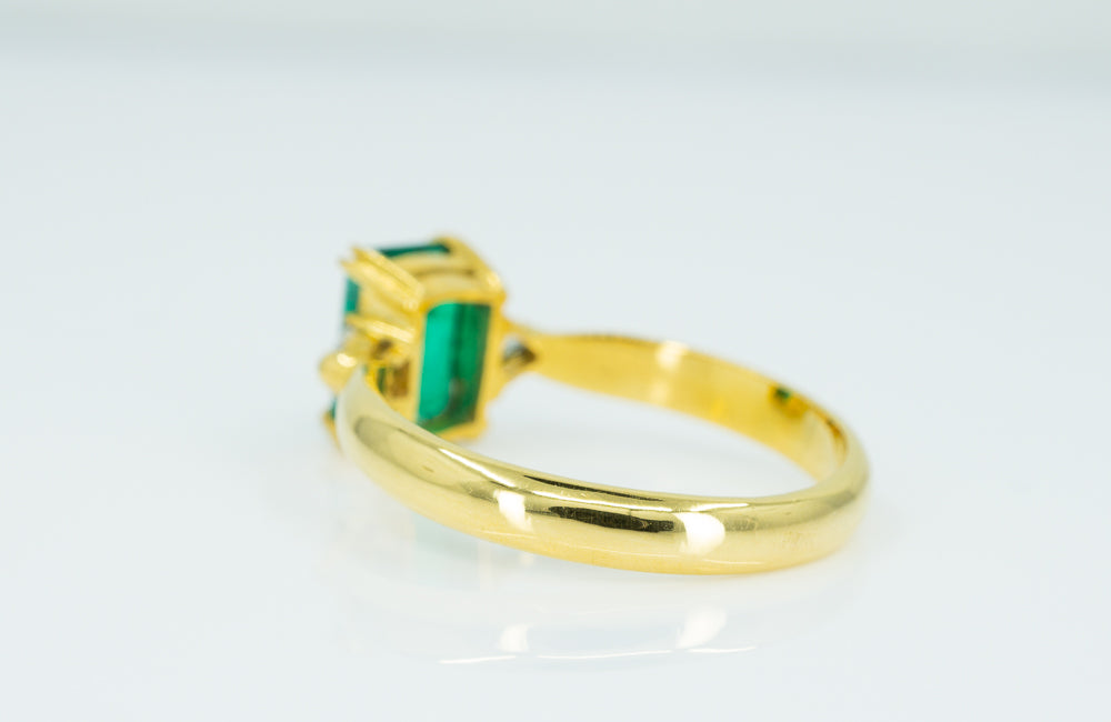 18ct Yellow Gold ring with Solitaire Emerald