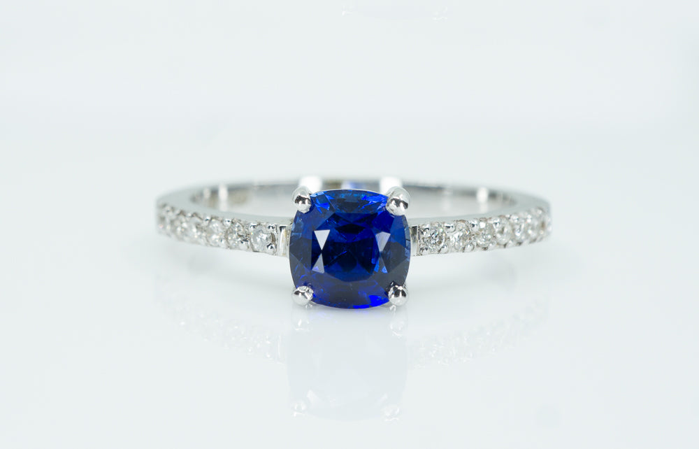 18ct White Gold ring with Solitaire Royal Blue Sapphire