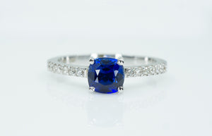 18ct White Gold ring with Solitaire Royal Blue Sapphire