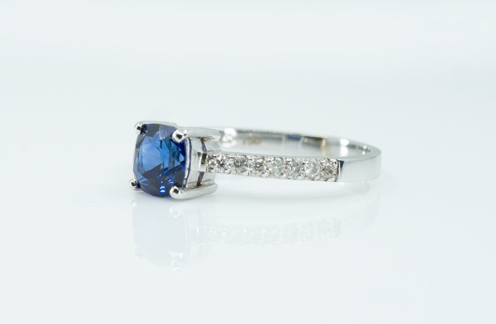 18ct White Gold ring with Solitaire Royal Blue Sapphire