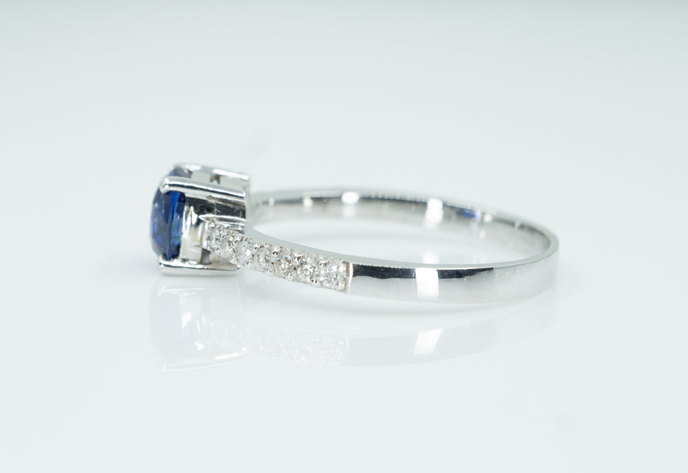 18ct White Gold ring with Solitaire Royal Blue Sapphire