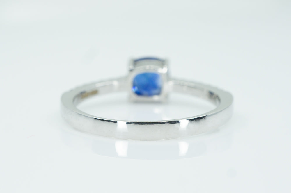 18ct White Gold ring with Solitaire Royal Blue Sapphire