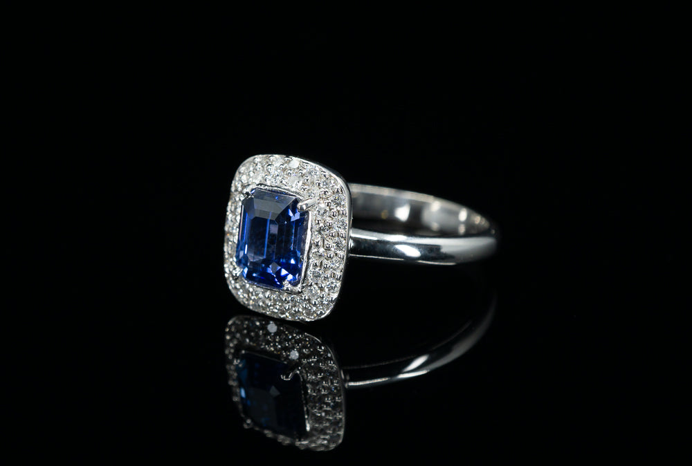 18ct White Gold ring with Solitaire Blue Sapphire